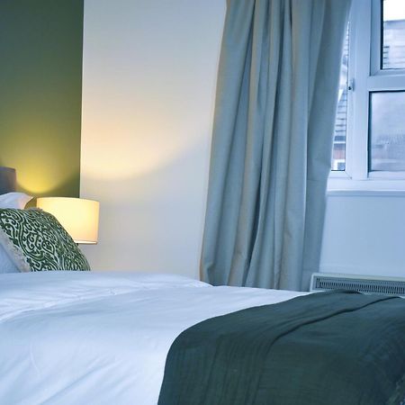 Luxury 2 Bed House With 3 Beds,3 Free Parking Lot In Dartford Near Town Centre, Adjacent Bus Stop, Train Station, Bluewater Mall, 25Mins To London City Airport,20 Miles From Central London Bagian luar foto