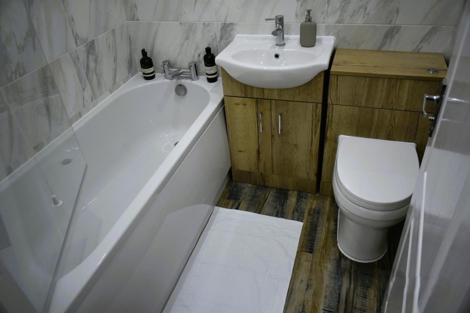 Luxury 2 Bed House With 3 Beds,3 Free Parking Lot In Dartford Near Town Centre, Adjacent Bus Stop, Train Station, Bluewater Mall, 25Mins To London City Airport,20 Miles From Central London Bagian luar foto