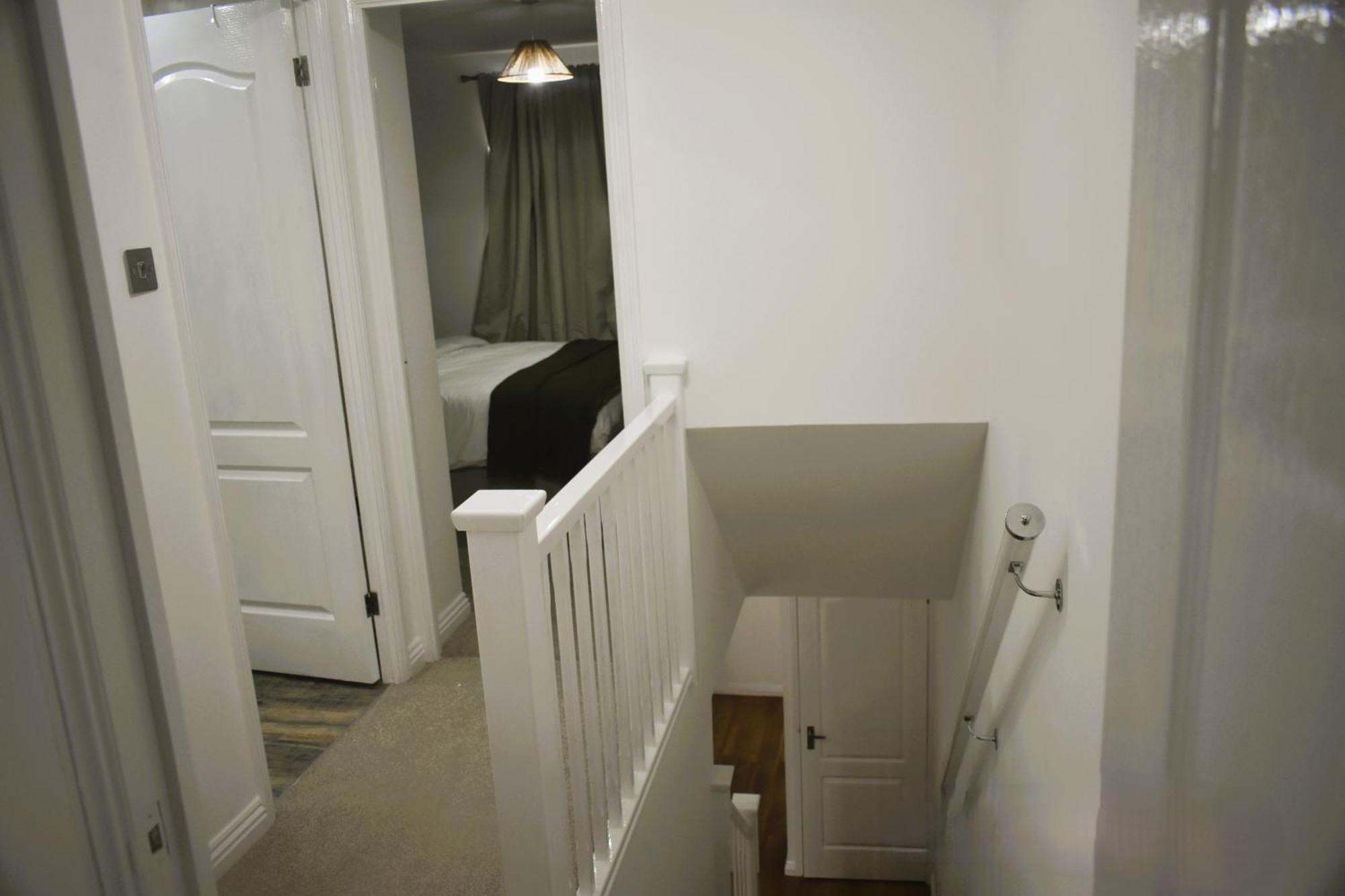 Luxury 2 Bed House With 3 Beds,3 Free Parking Lot In Dartford Near Town Centre, Adjacent Bus Stop, Train Station, Bluewater Mall, 25Mins To London City Airport,20 Miles From Central London Bagian luar foto