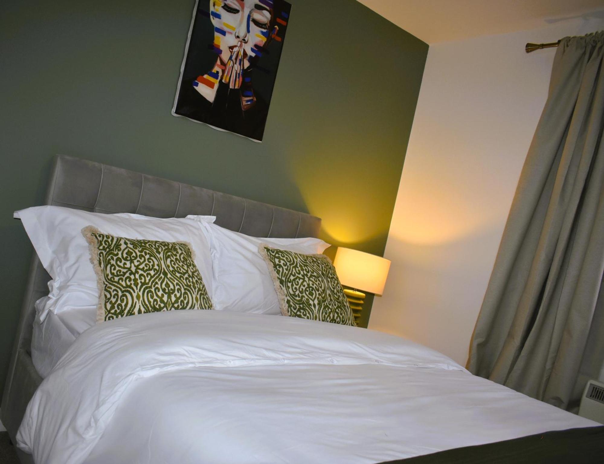 Luxury 2 Bed House With 3 Beds,3 Free Parking Lot In Dartford Near Town Centre, Adjacent Bus Stop, Train Station, Bluewater Mall, 25Mins To London City Airport,20 Miles From Central London Bagian luar foto