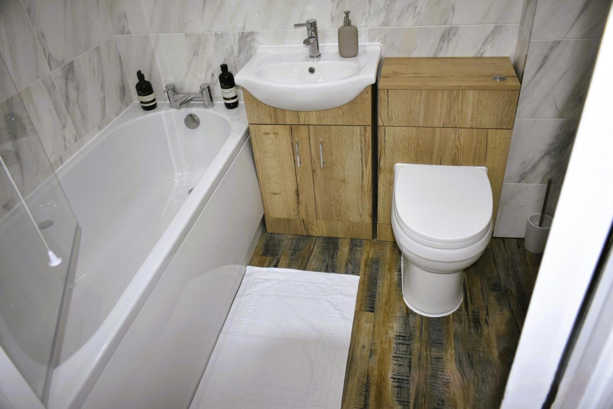 Luxury 2 Bed House With 3 Beds,3 Free Parking Lot In Dartford Near Town Centre, Adjacent Bus Stop, Train Station, Bluewater Mall, 25Mins To London City Airport,20 Miles From Central London Bagian luar foto